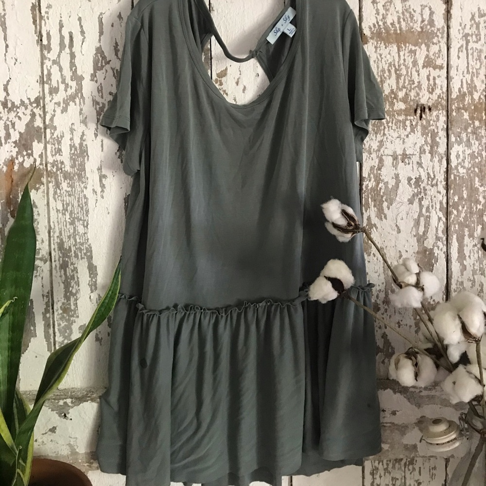 SHE+SKY keyhole back peplum Tee.